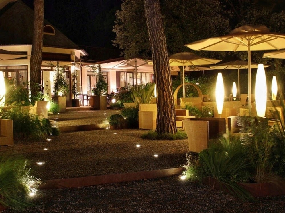 Mẫu đèn âm đất tạo không gian sang trọng cho quán cafe sân vườn